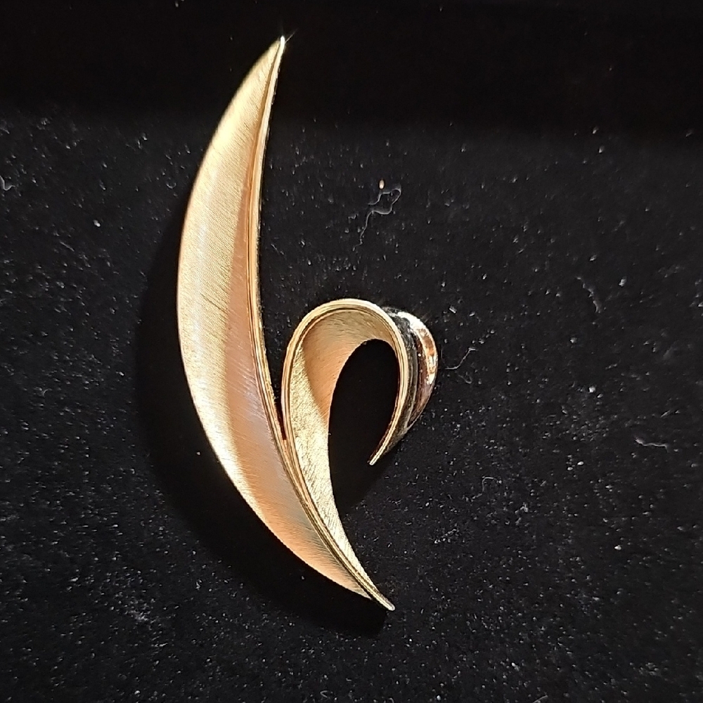 Vintage Crown Trifari Goldtone Leaf Brooch